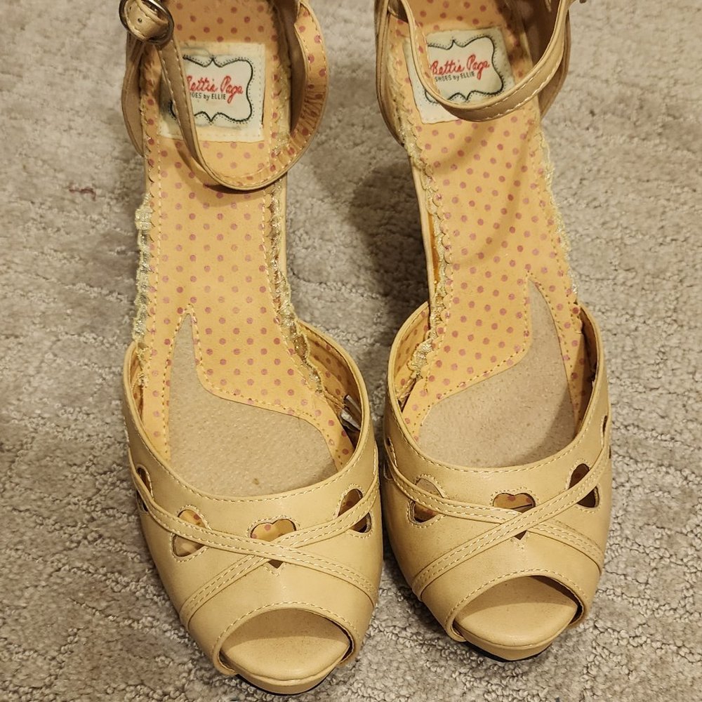 Bettie Page Peep Toe Platform Pump - Ivory Sz 11